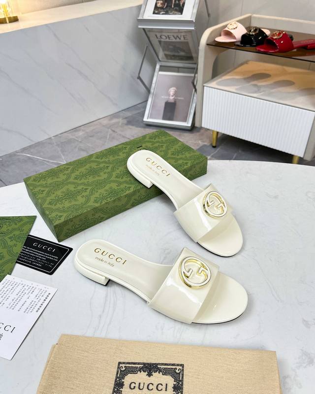 g's New Slippers Are Out. They Are Very Beautiful. The First Pair Of Shoes Fo