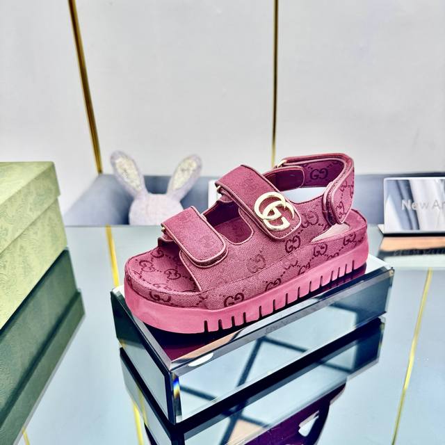 gucci2025 Official Website New Velcro Thick-Soled Sandals. The Whole Pair Of