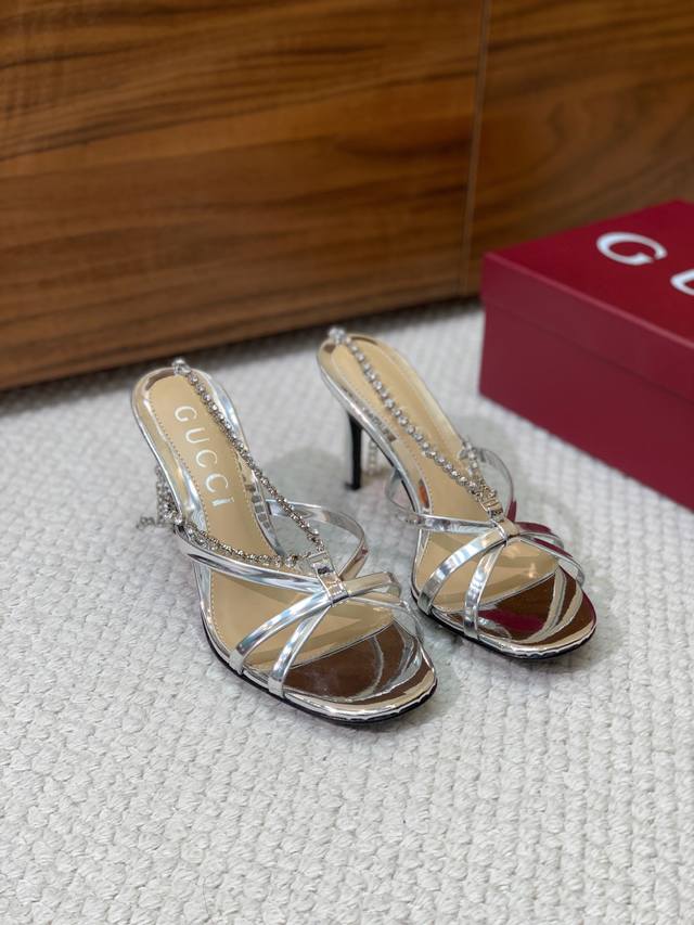 gu*Ci Diamond Chain Sandals Carefully Adjusted Shoe Last Fabric Patent Leathe