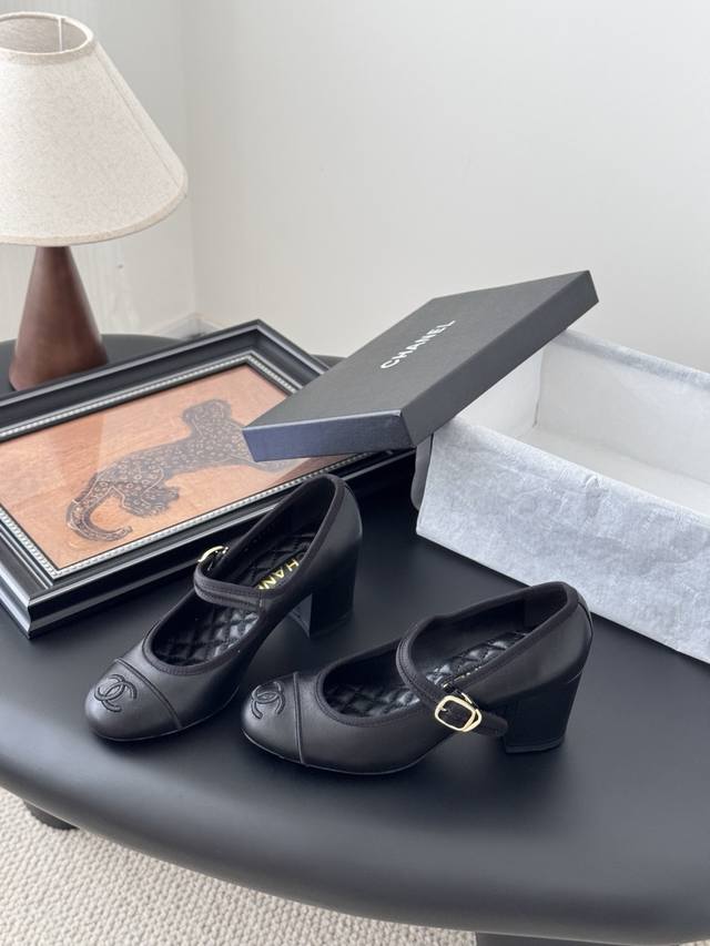 chanel 25S Catwalk Style Mary Jane Shoes Simple Yet Sweet And Playful Corduro