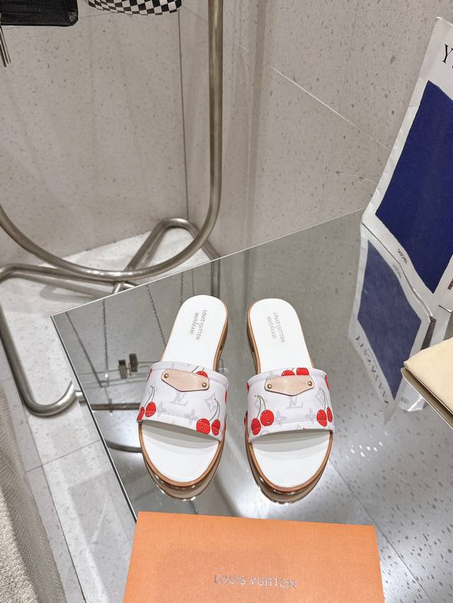 25Ss Brand New Embroidered Slippers This Lily Sandal Is From The Louis Vuitto