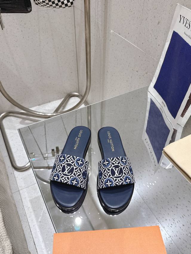 25Ss New Embroidered Slippers This Lv Flat Shoe Is Reinterpreted From The Mon
