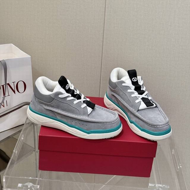 valentino New Valentino Mid-Top Sneakers Are Handsome. Tan Jianci, Zhang Yixi