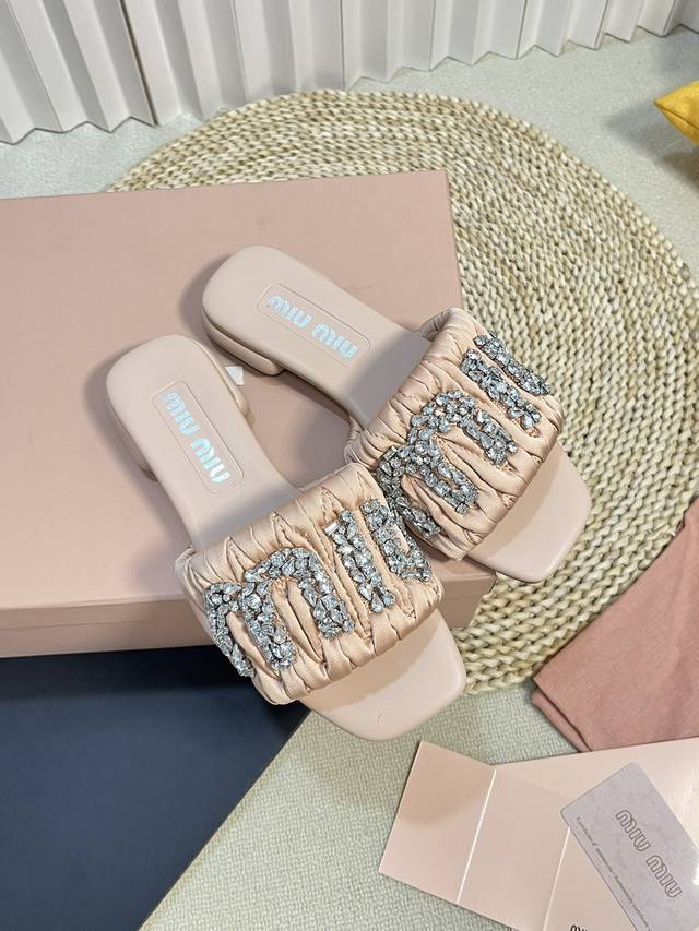 miumiu Miu Miu New Diamond Buckle Slippers High Quality Closed Eyes Entry Mad