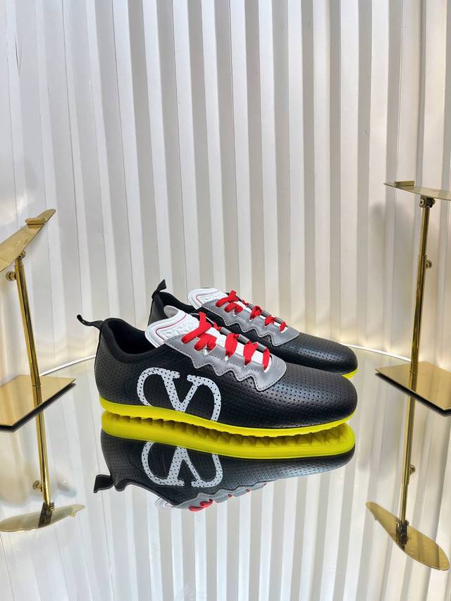 Top Version: Men's Valentino 2025 Valentino's Latest Spring Sports Shoes With Gr