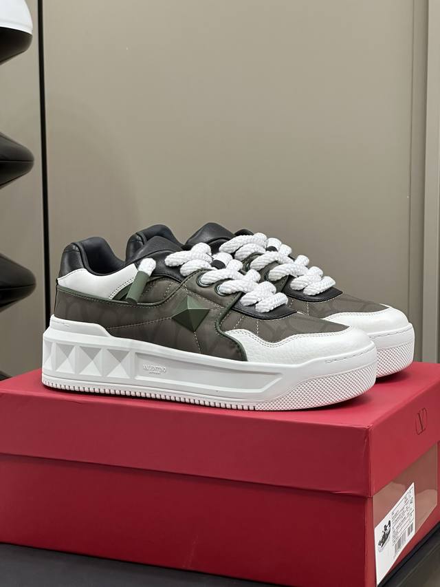 New Color# Valenti No Ss24 New Arrival V One Stud Couple Sneakers New Color For