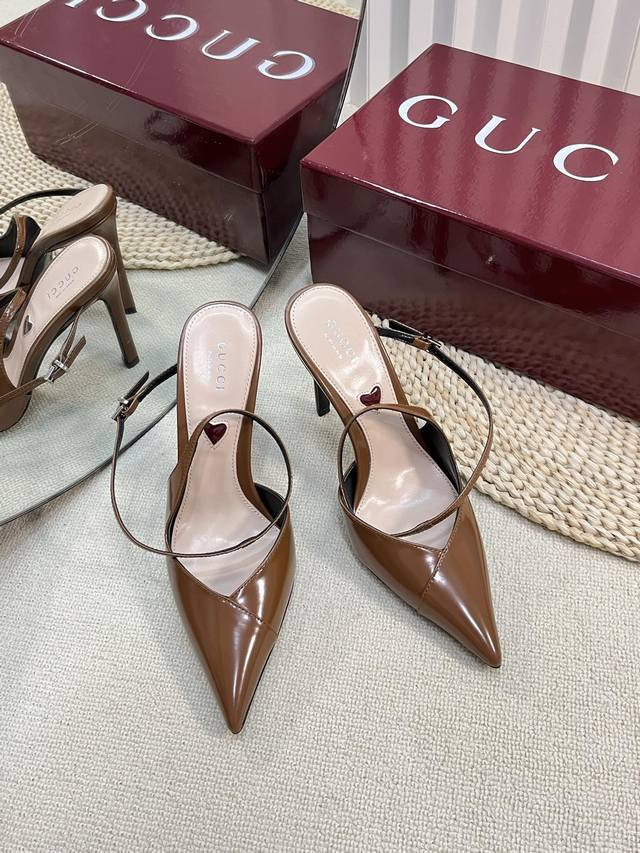 gucci 24Ss Spring And Summer New G-Style Pointed Cross V-Shaped Series Classi