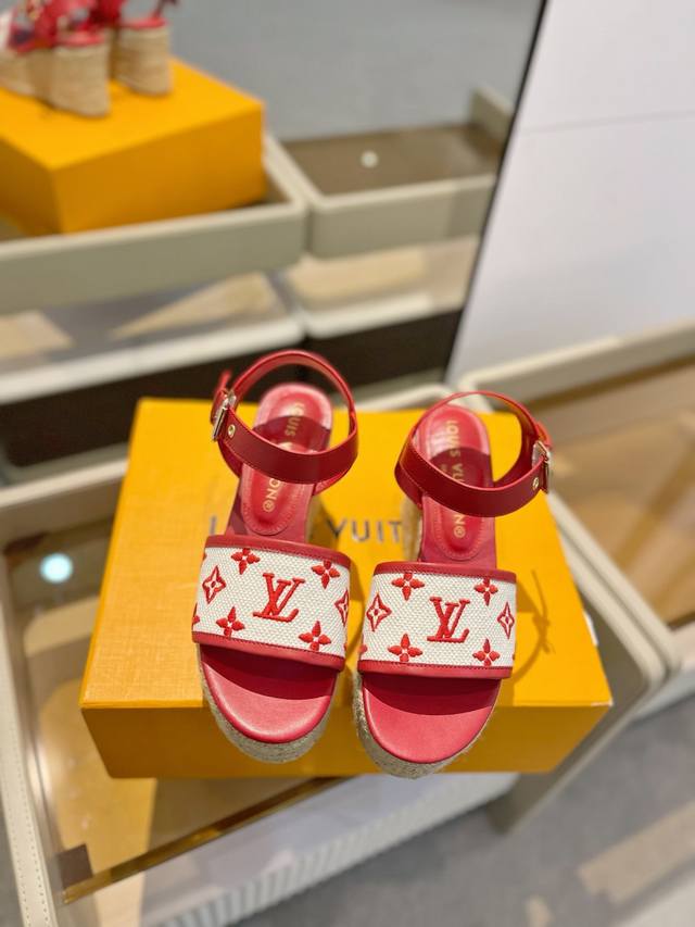 The Latest Catwalk Style Thick-Soled Sandals Hong Kong Original Purchased One-To