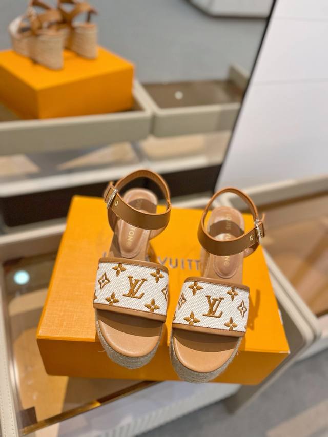 The Latest Catwalk Style Thick-Soled Sandals Hong Kong Original Purchased One-To