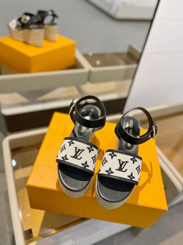The Latest Catwalk Style Thick-Soled Sandals Hong Kong Original Purchased One-To