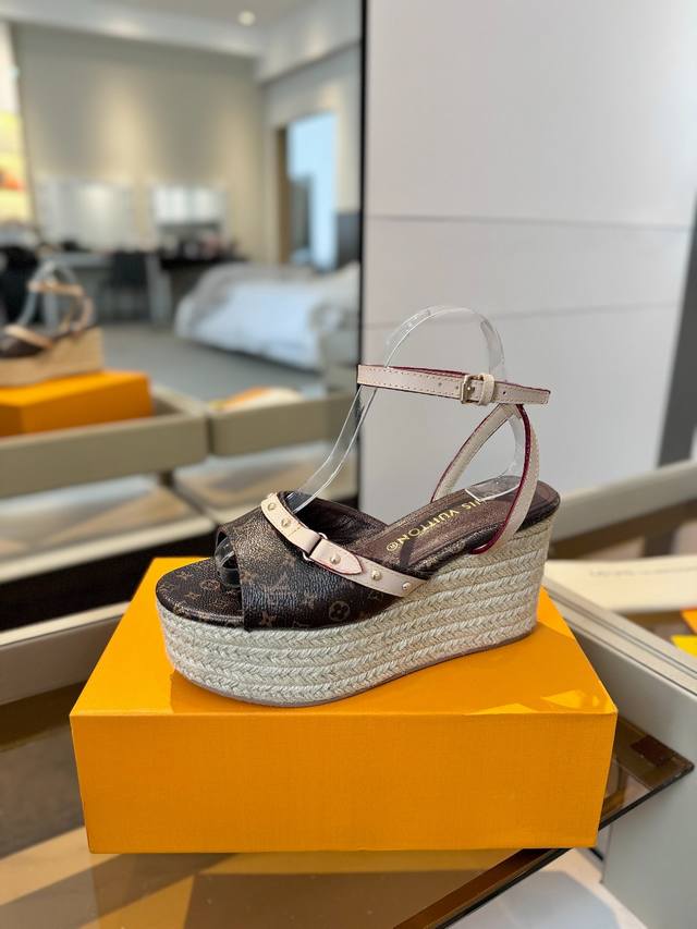 l V 2025 The Latest Catwalk Style Thick-Soled Hemp Rope Sandals Hong Kong Ori