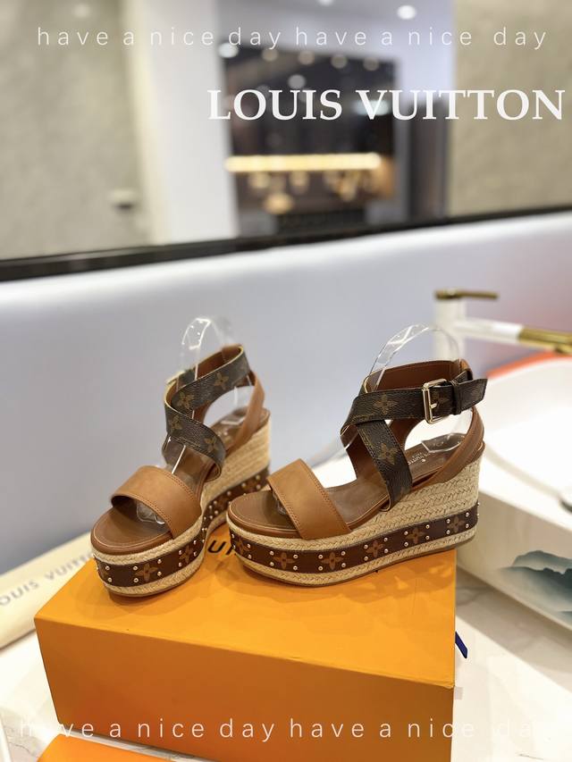 Factory Louis Vuitton's Latest Catwalk Thick-Soled Sandals. Purchased From Hong