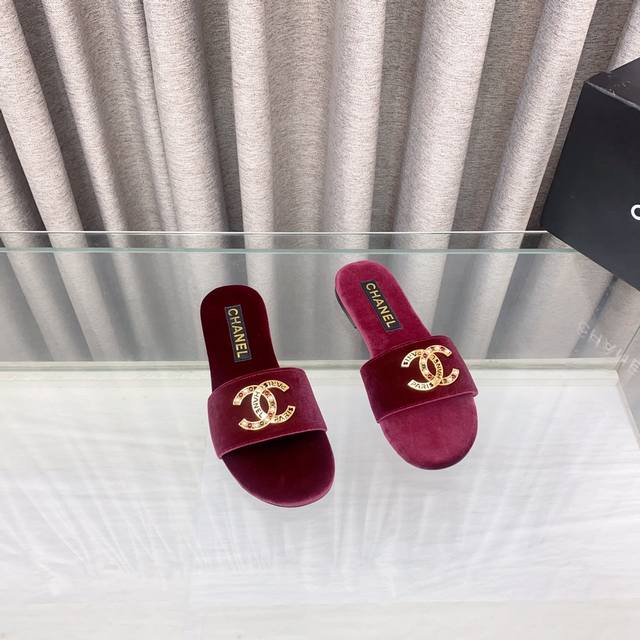 25Fw New Chanel Spring And Summer Small Perfume Diamond Double C Flip Flops A
