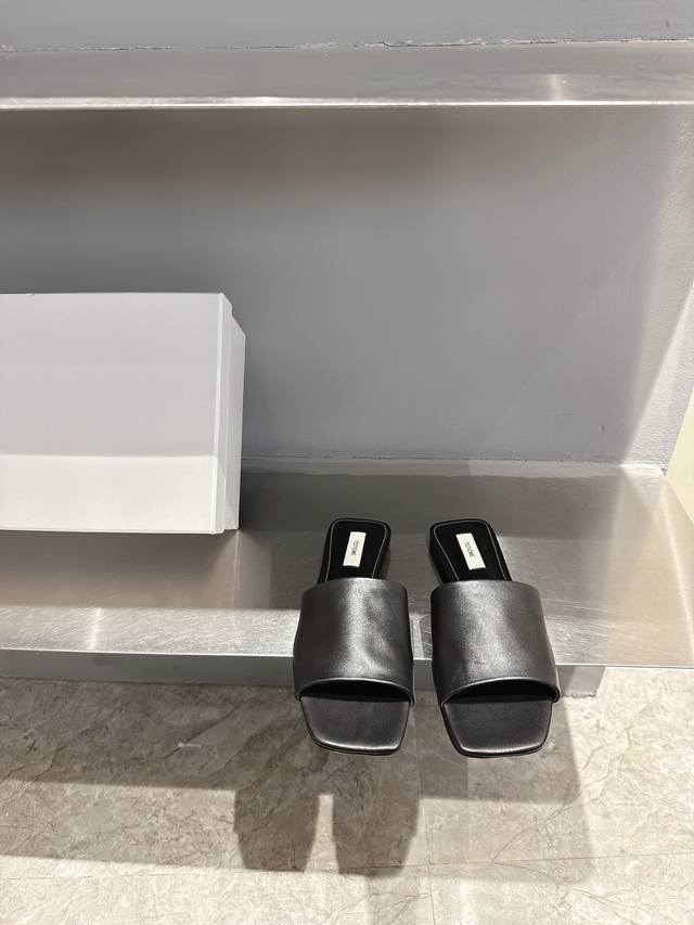 Minimalist Totem*2025 Spring And Summer New Slippers Original Development Is Sti