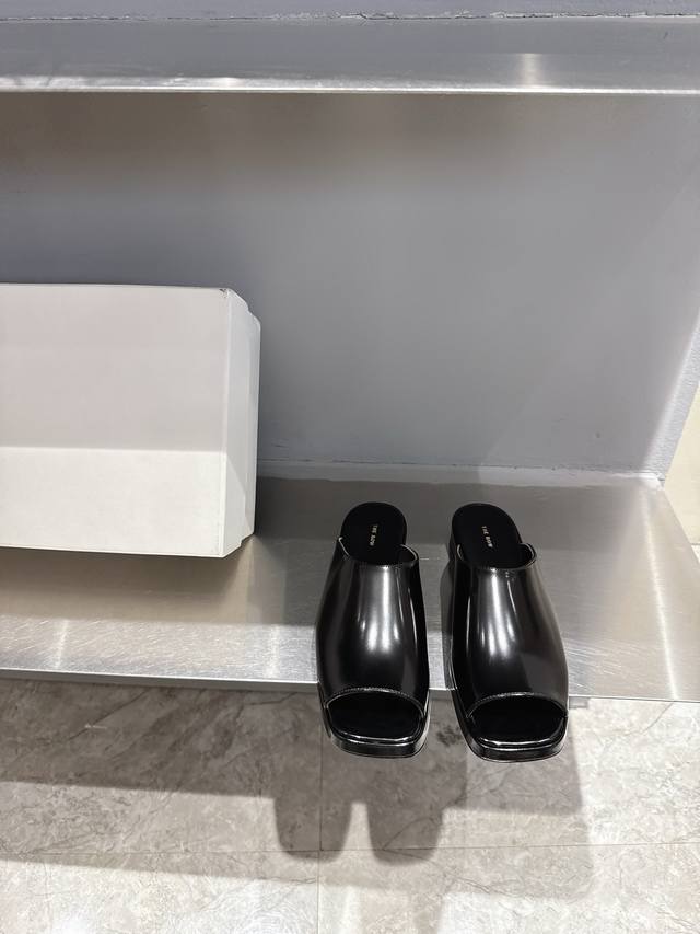 therow New Slippers Are Easy To Put On And Take Off, They Don't Fall Off And