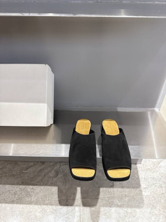 therow New Slippers Are Easy To Put On And Take Off, They Don't Fall Off And