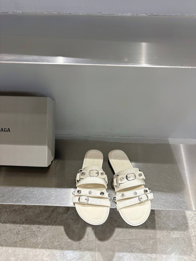 balencia*2025 Spring And Summer New Metal Rivet Flat Slippers. This Pair Of C