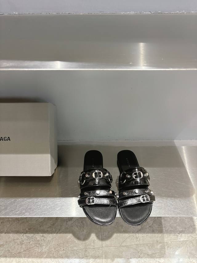 balencia*2025 Spring And Summer New Metal Rivet Flat Slippers. This Pair Of C