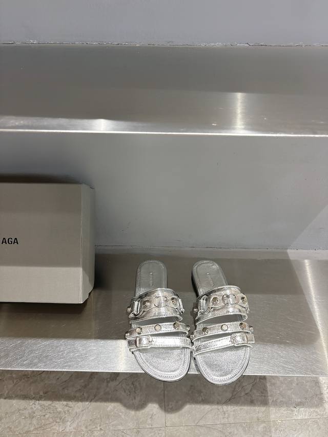 balencia*2025 Spring And Summer New Metal Rivet Flat Slippers. This Pair Of C