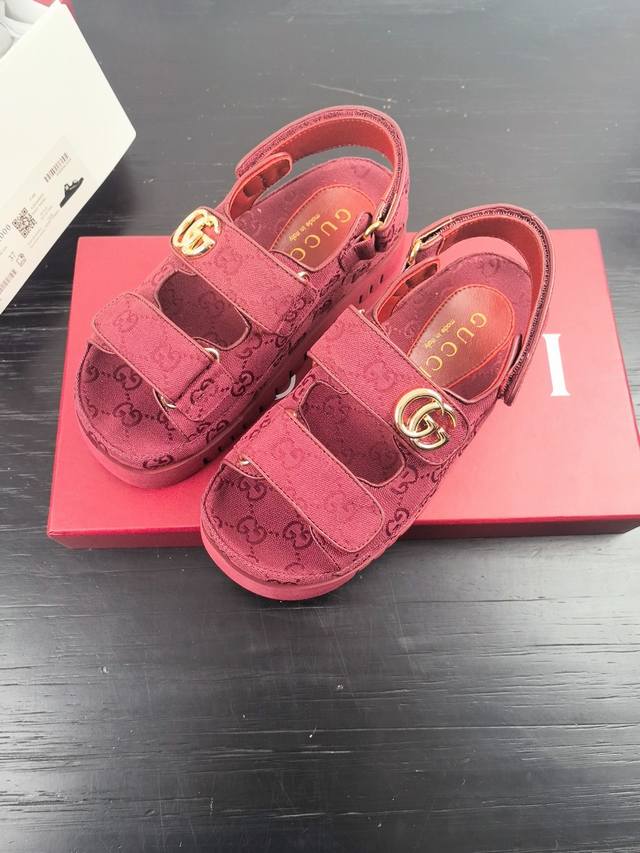 Gucci New Velcro Beach Slippers With Diamond G Buckle Leather Slippers, Versatil