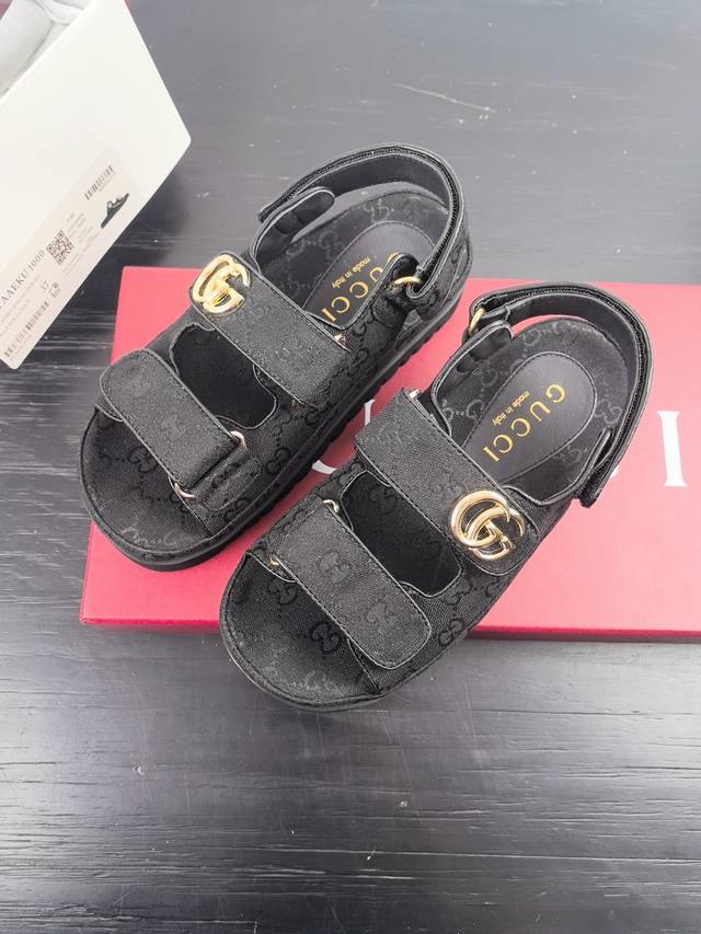 Gucci New Velcro Beach Slippers With Diamond G Buckle Leather Slippers, Versatil