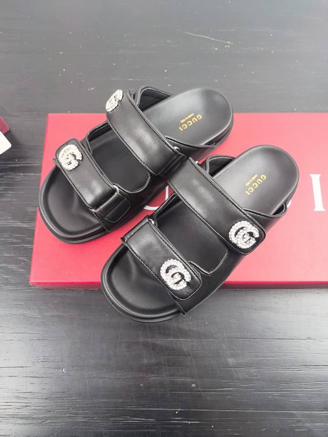 Gucci New Velcro Beach Slippers With Diamond G Buckle Leather Slippers, Versatil