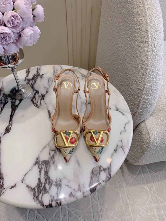 Low-Heeled Slippers High-Heeled Slippers Pointed Sandals Valentin* New Floral Em