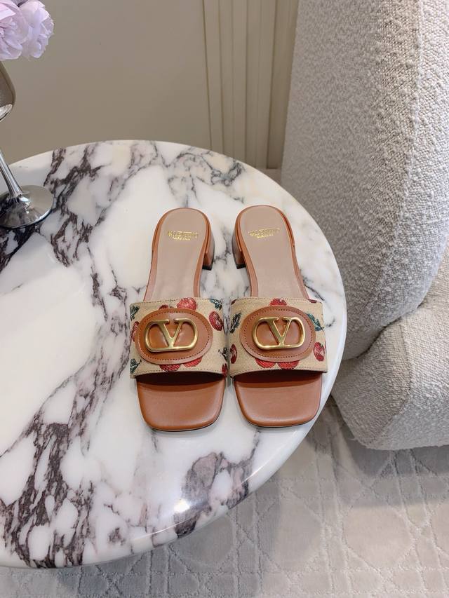 Low-Heeled Slippers High-Heeled Slippers Pointed Sandals Valentin* New Floral Em