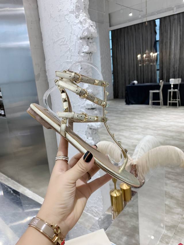 Factory P Price P Top High-End Version Valentino Valentino Rivet Classic Sandals