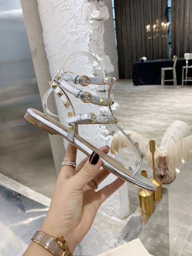 Factory P Price P Top High-End Version Valentino Valentino Rivet Classic Sandals