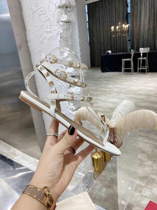 Factory P Price P Top High-End Version Valentino Valentino Rivet Classic Sandals