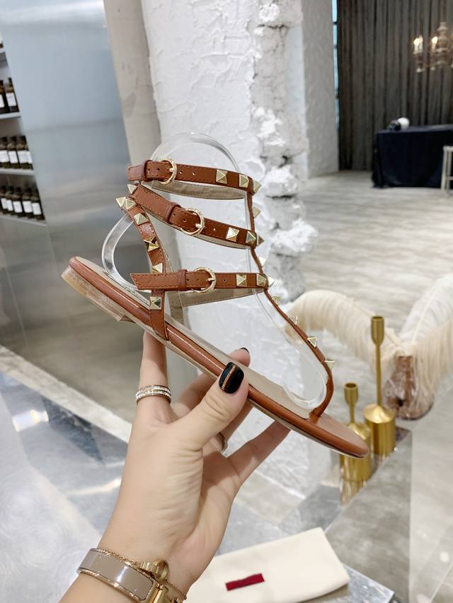 Factory P Price P Top High-End Version Valentino Valentino Rivet Classic Sandals