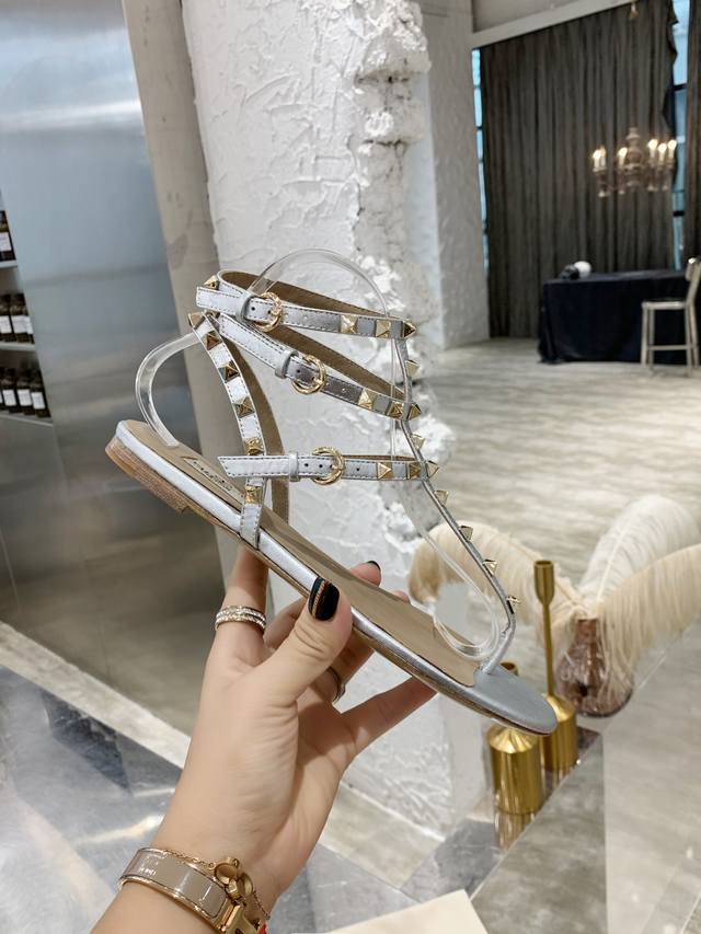 Factory P Price P Top High-End Version Valentino Valentino Rivet Classic Sandals