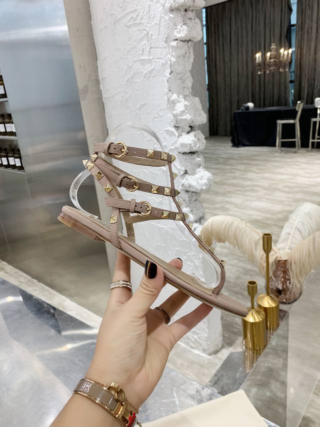 Factory P Price P Top High-End Version Valentino Valentino Rivet Classic Sandals