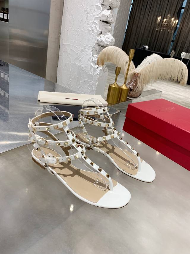 Factory P Price P Top High-End Version Valentino Valentino Rivet Classic Sandals