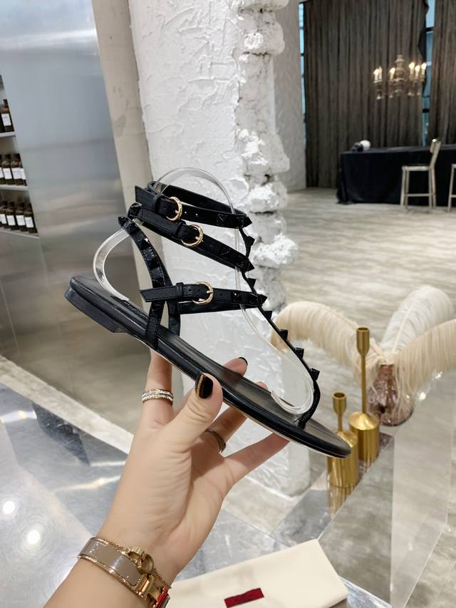Factory P Price P Top High-End Version Valentino Valentino Rivet Classic Sandals