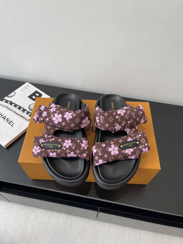 lv 2025 Hot-Selling Embossed Logo Sandals Pool Pillow Comfort Flat Sandals Ma