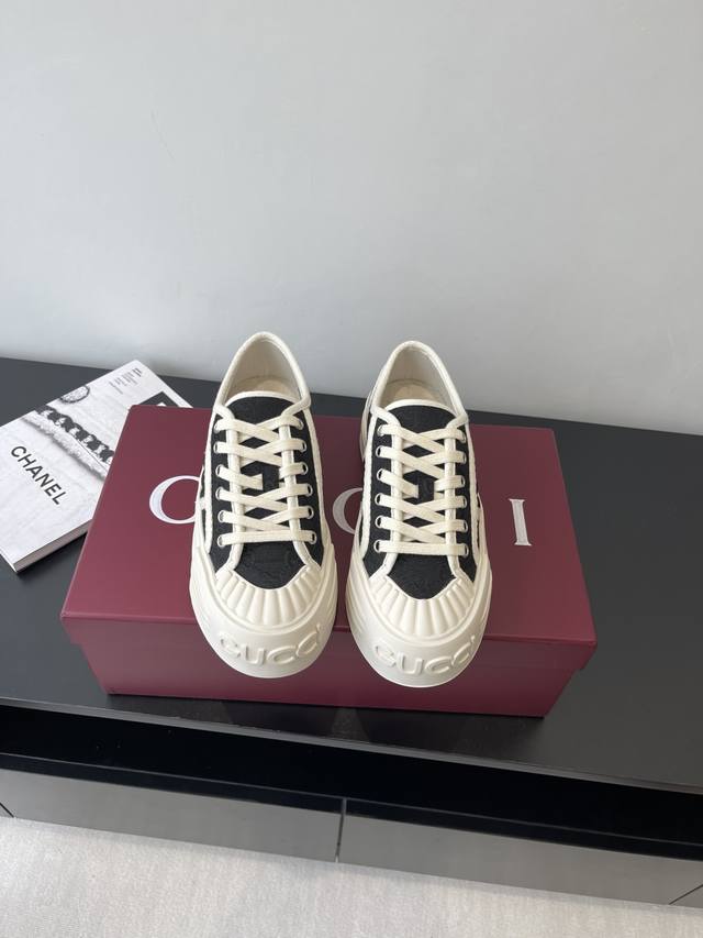 gucci 25Ss New Gg Canvas Sneakers Casual Shoes This Sneaker Is Made Of Iconic