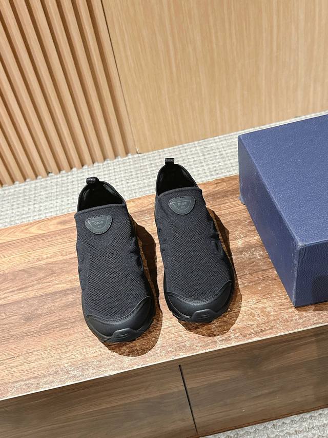 dior's New Low-Top Sneakersflying Woven Slip-On Shoes Are A Classic And Uniqu