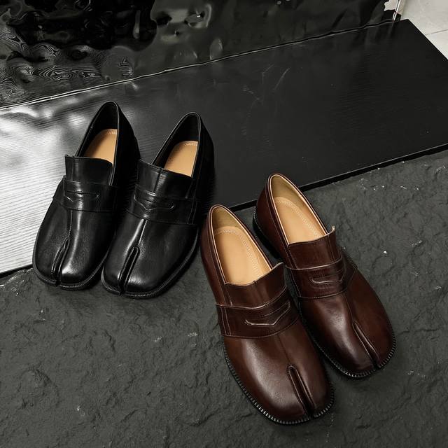 Classic Split-Toe Shoes. Fabric: Washed Horse Leather, Lining: Cowhide, Foot Pad