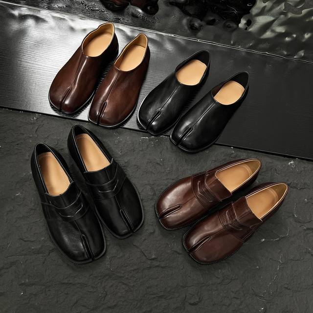 Classic Split-Toe Shoes. Fabric: Washed Horse Leather, Lining: Cowhide, Foot Pad