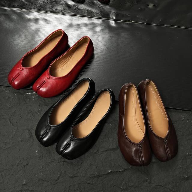 Classic Split-Toe Shoes. Fabric: Washed Horse Leather, Lining: Cowhide, Foot Pad