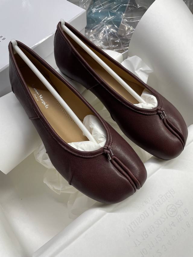 Pleated Maisonmargiela Split-Toe Shoes. Made Of Soft Sheepskin Lining, Cowhide F