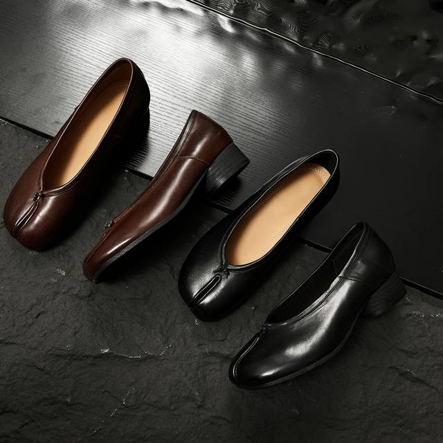 Classic Split-Toe Shoes. Fabric: Washed Horse Leather, Lining: Cowhide, Heel: 3.