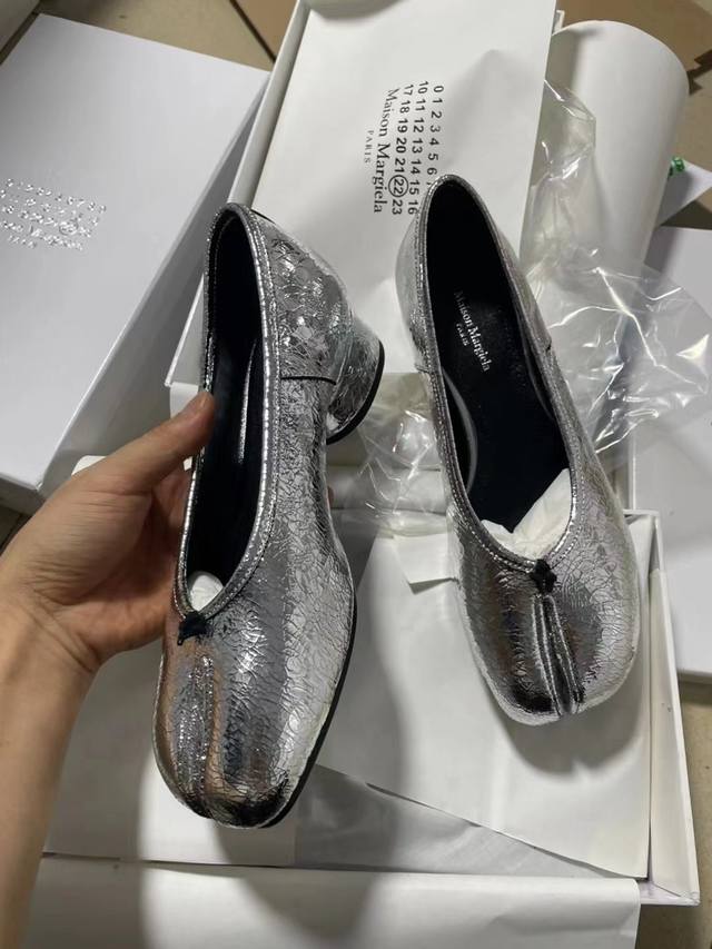 Maisonmargiela Martin Margiela Split-Toe Mid-Heeled Shoes. Fabric Is Made Of Bur