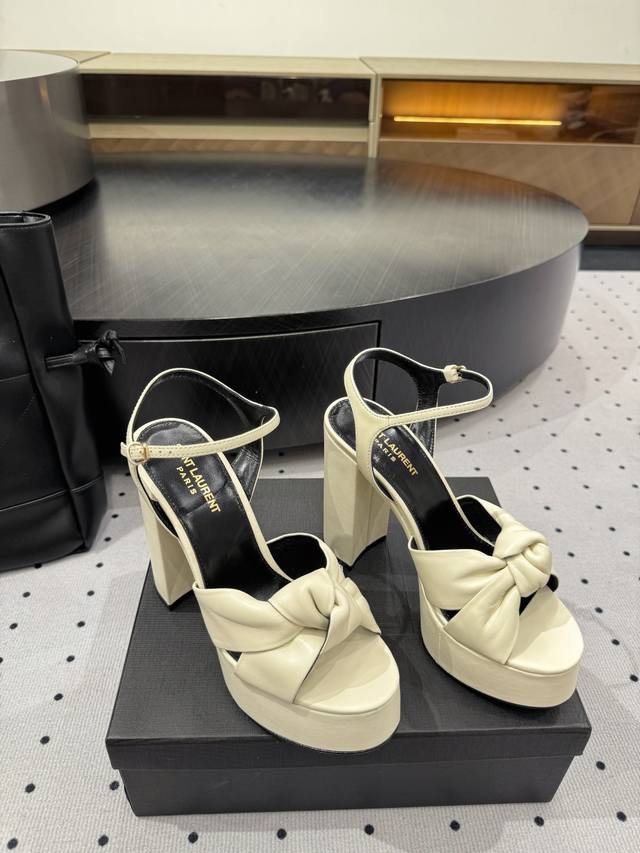 25 Spring Model Who Can Resist Ysl High Heels? They Are So Attractive To Men.