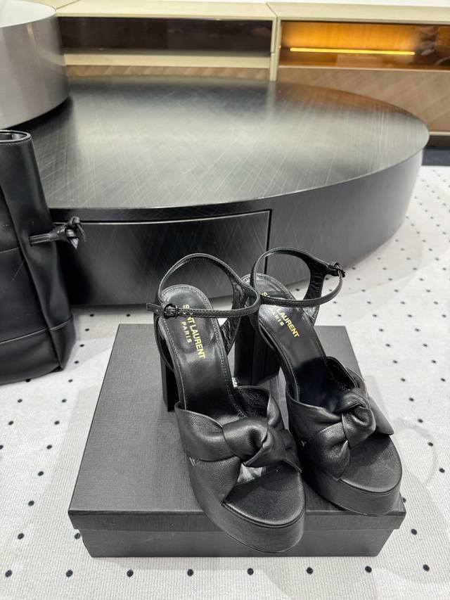 25 Spring Model Who Can Resist Ysl High Heels? They Are So Attractive To Men.