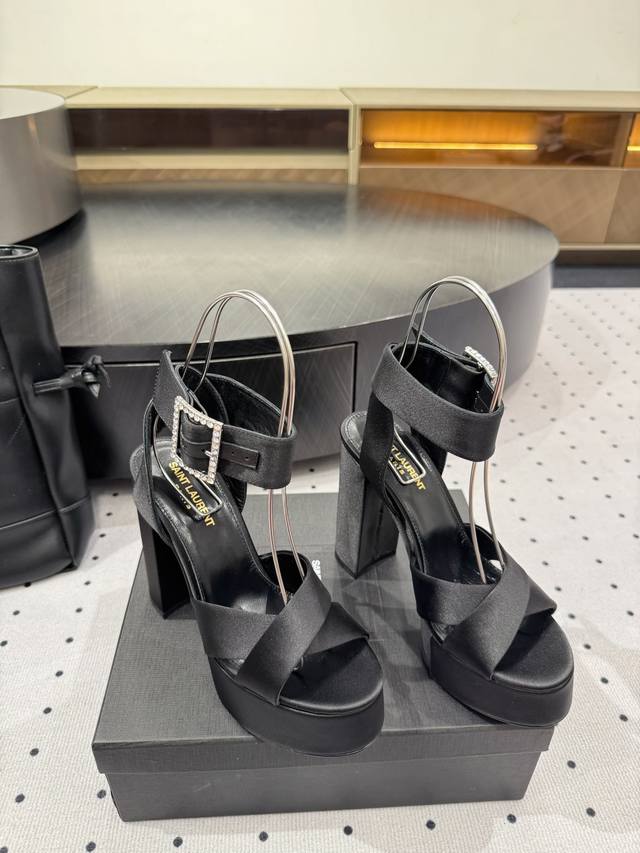 25 Spring Model Who Can Resist Ysl High Heels? They Are So Attractive To Men.
