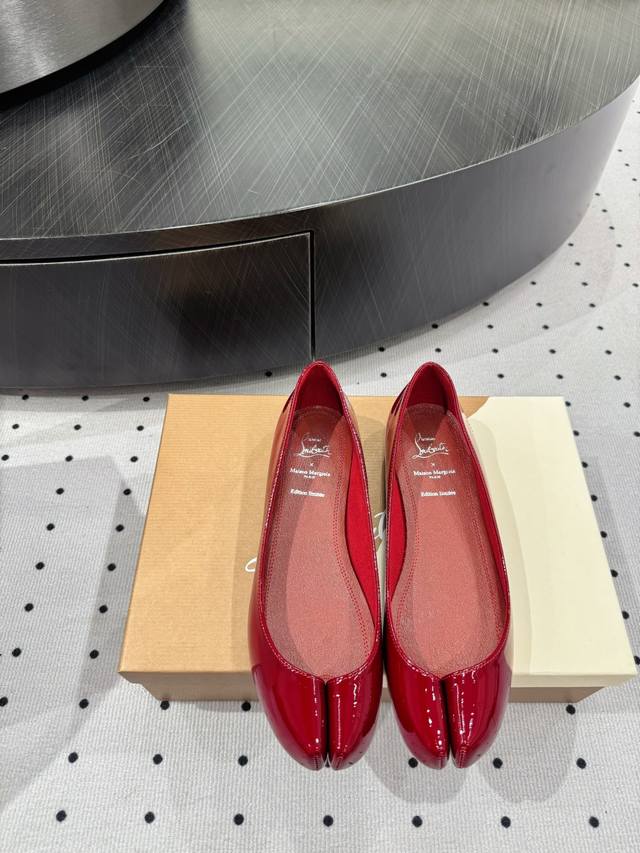 Joint Model Fabric: Cow Patent Leather Lining: Sheepskin Sole: Original Rubber S