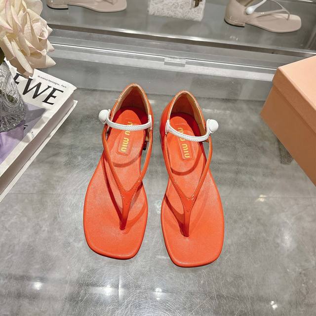 2025Miumiu . New Patent Leather Thick Heel Clip-Toe Mary Jane Sandals The Cur